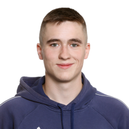 Junger Mann mit dunklen kurzen Haaren und blauem Kaputzenpulli schaut in die Kamera.