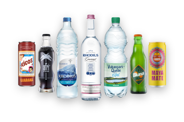 7 verschiedene Getränkedosen und -flaschen vor einem blauen Hintergrund
