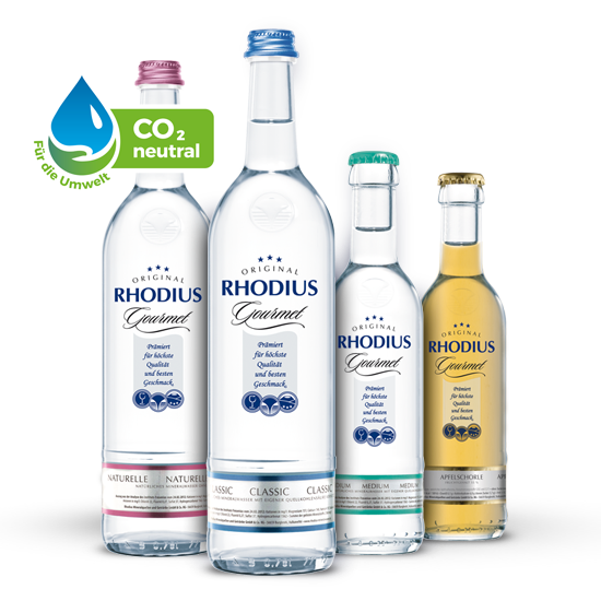 RHODIUS Gourmet ist der perfekte Begleiter zu einem guten Essen oder Wein. 4 verschiedene Flaschen RHODIUS Gourmet vor einem grauen Hintergrund.
