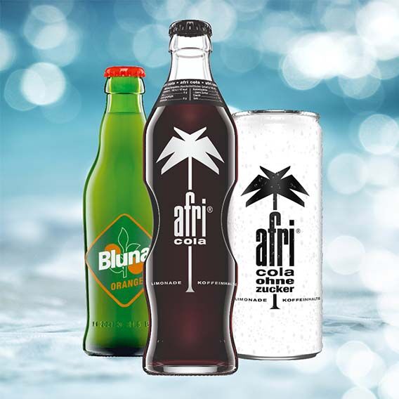 Vier Flaschen in unterschiedlichen Farben und Designs und von unterschiedlichen Marken sind zu sehen.