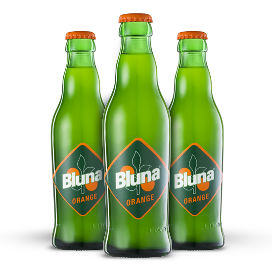 Drei grüne Flaschen der Marke Bluna stehen nebeneinander.