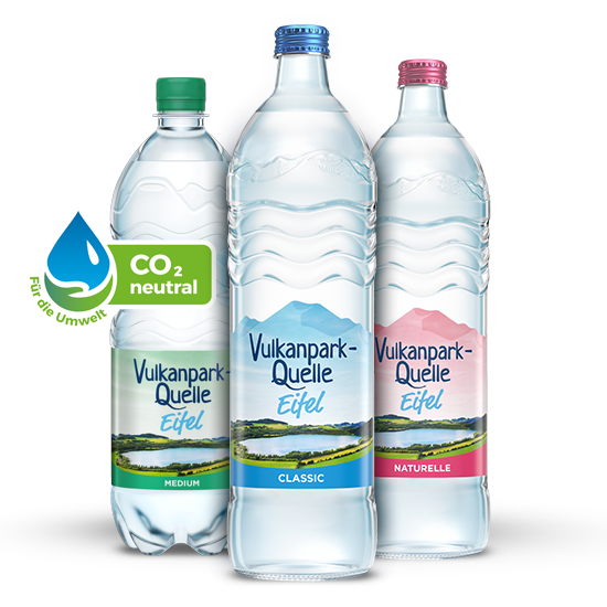 Vulkanpark-Quelle Eifel ist ein Mineralwasser aus der Region. 3 Flaschen Vulkanpark-Quelle Eifel mit unterschiedlichen Etiketten und in unterschiedlichen Farben stehen nebeneinander.