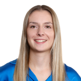 Junge Frau mit langen blonden Haaren und blauer Bluse schaut in die Kamera.