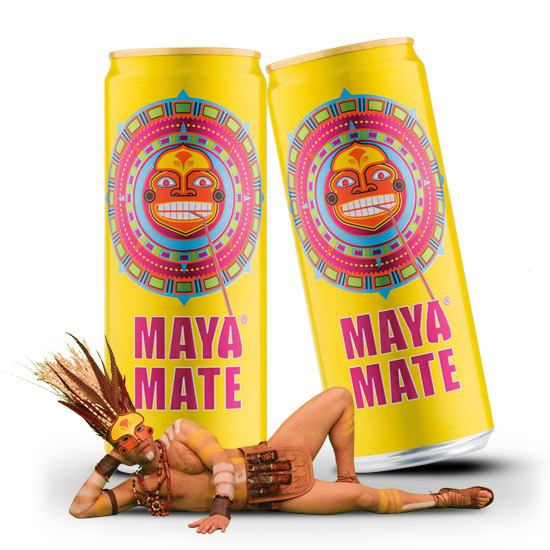 Vor zwei gelben Dosen Maya Mate liegt ein Mann mit Kopfschmuck und in der Aufmachung eines Maya-Häuptlings.