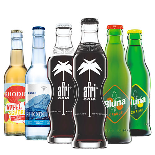 Verschiedene Glasflaschen von RHODIUS, afri Cola und Bluna stehen nebeneinander.