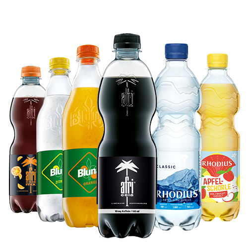 Verschiedene Petcycle-Flaschen mit 0,5 l von RHODIUS, afri Cola und Bluna stehen nebeneinander.